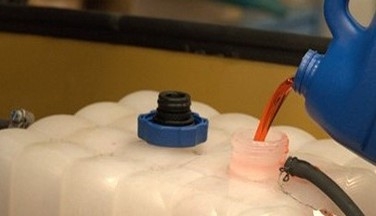 Mientras que un refrigerante se puede fabricar de un líquido u otra sustancia, dependiendo de la aplicación, vamos a centrarnos en los utilizados en los motores de la industria automotriz, ya que son probablemente los más comunes.